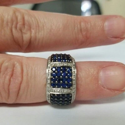 Anillo de fiesta unisex de diamantes simulados y zafiros azules con acabado de oro blanco de 14 quilates de 2 quilates Foto 1 de 4