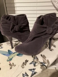 CHARLOTTE RUSSE GRAY FAUX Suede Heels Booties Bow SIZE UNKNOWN APPROX 8.5-9 - Picture 1 of 8