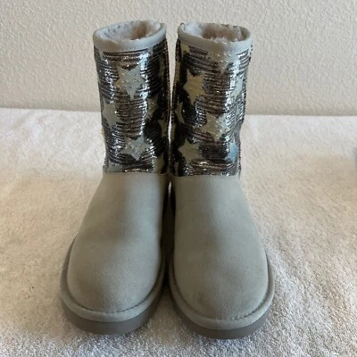 Bota UGG Clásica Lentejuelas Estrellas - Gamuza Gris - Forrada de Piel - Para Mujer Talla 7 Foto 1 de 4
