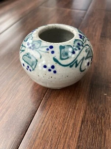 Jarrón pequeño con soporte de aguja de rana flor Kenzan Great Bay Pottery hecho a mano en EE. UU. - Imagen 1 de 10