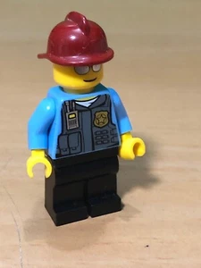 Lego Minifigur City blaue Polizei Figur mit rotem Feuerwehrhelm - Bild 1 von 3