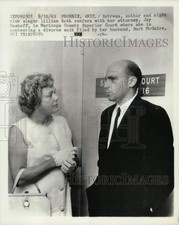 1963 Press Photo Actress Lillian Roth with her attorney Jay Dushoff, Arizona