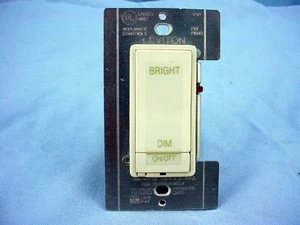 Interruptor atenuador multidireccional de 3 teclas Leviton Almond MicroDim 1000 W 11000-PA en caja - Imagen 1 de 8