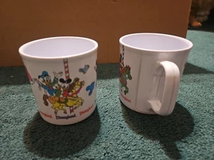 Disney Carrusel Merry-Go-Round Mickey Mouse Pato Donald plástico melamina café  - Imagen 1 de 6