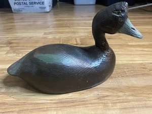 Escultura señuelo pato pico azul arte popular fondo plano madera tallada a mano antigua - Imagen 1 de 5