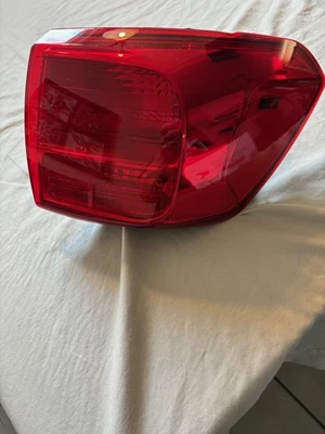 Conjunto de luz trasera derecha TYC 11-6763-90 compatible con Kia Sedona 2016-2018  Foto 1 de 4