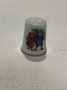 Dedal de porcelana Avon niño/niña cortando el árbol de Navidad coleccionable 1981 - Imagen 1 de 5