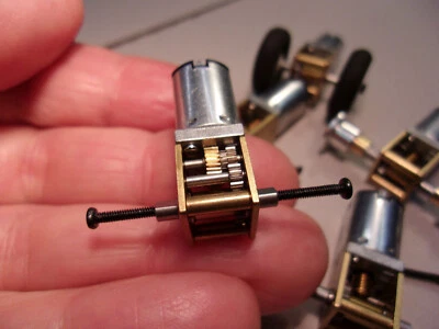 Getriebemotor 1-5V DC, 160-850 rpm, 2 Wellenausgänge mit Innengewinde Daten s.u. - Bild 1 von 4