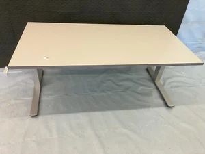 Nr 05 - Schreibtisch 160x80, höhenverstellbar 65-85 cm Palmberg Typ Crew, Platin - Bild 1 von 7