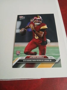 Tarjeta Topps Now 2024 Jayden Daniels 19 RC CONJUNTOS RÉCORD DE PATIO CORRIENDO POR UN NOVATO QB - Imagen 1 de 2