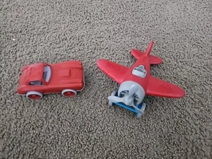 Juego de juguetes verdes/2 auto y avión, rojo/gris, usado usado usado en excelente estado - Imagen 1 de 4
