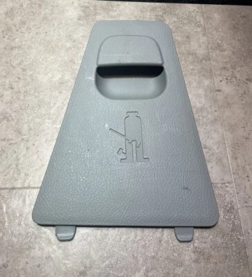 2009 - 2011 起亚 Borrego 右后备用轮胎千斤顶存储隔层盖灰色 — 第 1/4 张图片