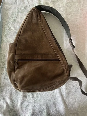 Vintage L.L. Mochila Bandolera Marrón Cuero Bean Forma Triangular Foto 1 de 4