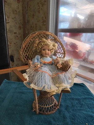 Boneca de porcelana com braços móveis  - Imagem 1 de 4