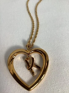 VINTAGE AVON GOLDFARBENER ANHÄNGER (INITIALE K) SCHWEBENDES HERZ HALSKETTE 14" - Bild 1 von 9