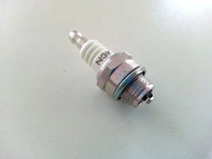 Bujía de encendido NGK BM7A rosca grande Zenoah G23LH, G2D, G43L-D, HE23ZR - Imagen 1 de 1