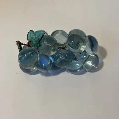 Racimo de uvas de vidrio artístico MCM de colección - azul claro con hojas de vidrio verde Foto 1 de 4