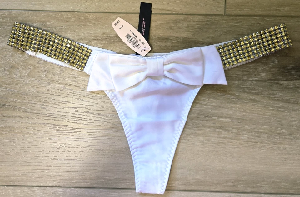Calcinha tanga baixa vintage Victoria's Secret branca cetim malha strass nova com etiquetas P - Imagem 1 de 3