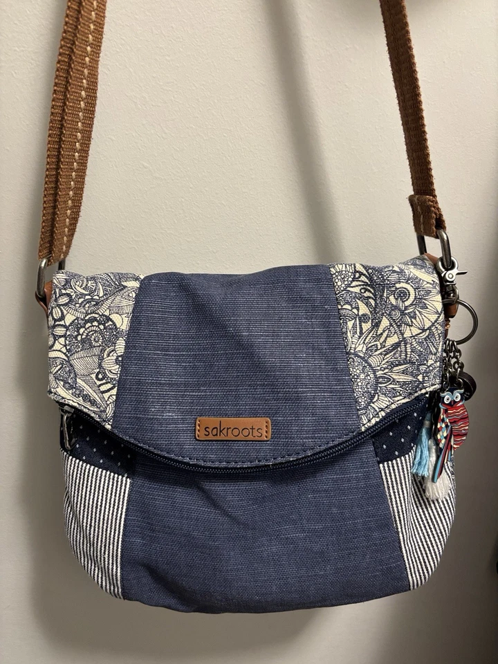 Bandolera plegable Sakroots azul con cuero marrón Foto 1 de 2