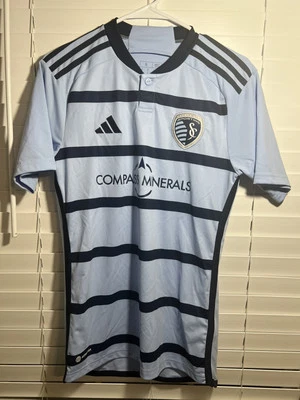 Camiseta deportiva de fútbol Adidas 2023 para hombre Kansas City S MLS SlimFit de EE. UU. Foto 1 de 4