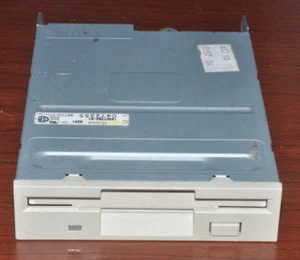 TEAC FD-235HF 193077B2-91 3.5" 1.44 IDE Floppy Disk Drive Beige Faceplate - Afbeelding 1 van 3