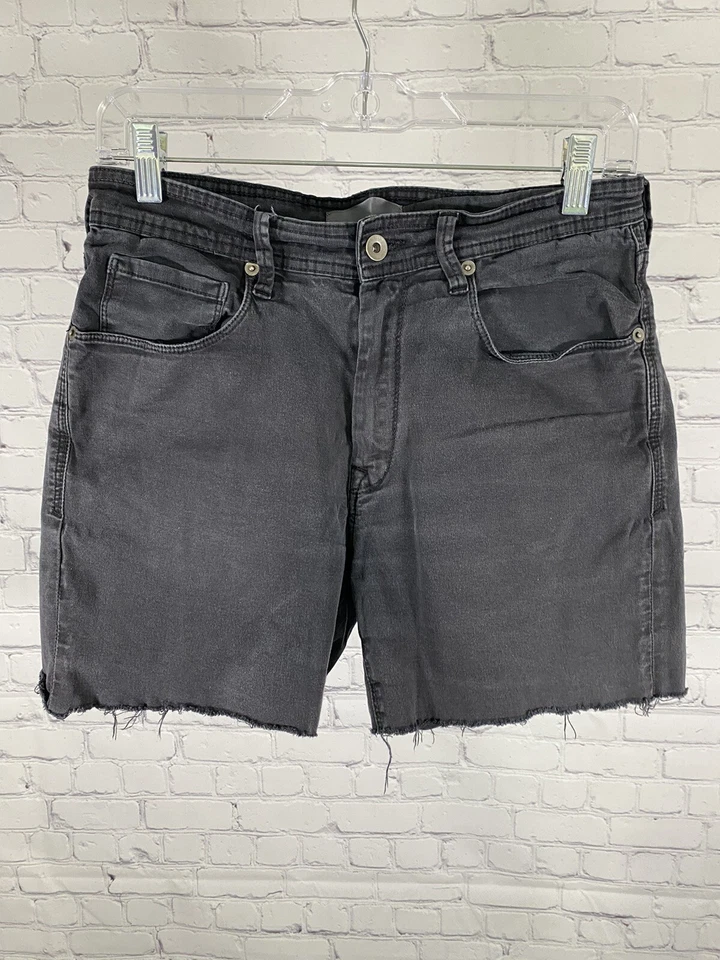 Pantalones cortos de mezclilla desgastados negros descoloridos Saks Fifth Avenue para mujer (28 x 5) Foto 1 de 4