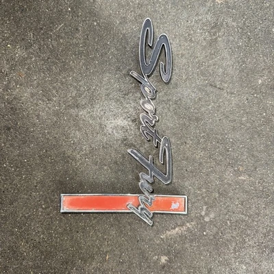 Plymouth Sport Fury 1967 emblema 2785296 Mopar Foto 1 de 3