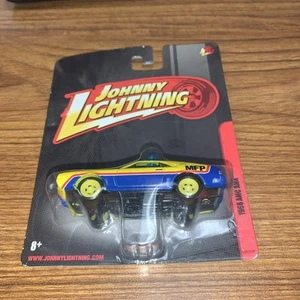 2011 Johnny Lightning 1968 AMC AMX in blu e giallo 'MFP' di Mad Max - Foto 1 di 8