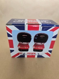 Juego de sal y pimienta de cerámica de recuerdo Royal Guardsman - rojo/negro, defecto - Imagen 1 de 11