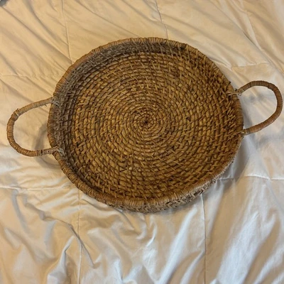 "Bandeja para servir cesta redonda de ratán con asas decorativas de 15"" de diámetro" Foto 1 de 4