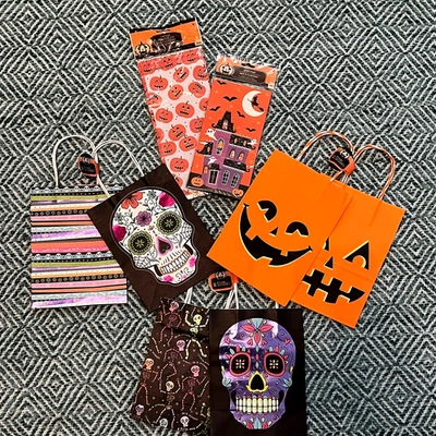 New Halloween Loot Treat Bags Lot of 34 pcs 8 Patterns Party Sacs SSealed & Tags - Image 1 of 4