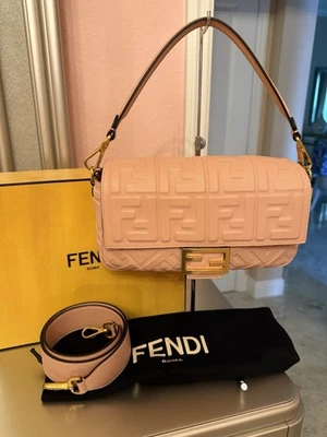 Bolso de Hombro Fendi Zucca Rosa Cuero Repujado Baguette Excelente Estado  Foto 1 de 4