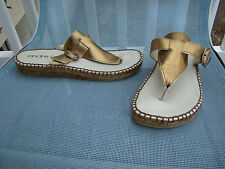  ANDRE ASSOUS METALLIC GOLD WHITE LEATHER GLADIATOR WEDGE SANDAL THONGS SIZE 9