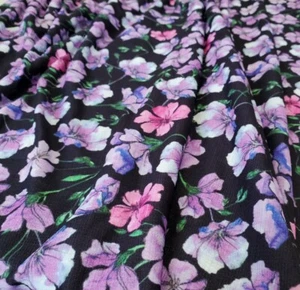"Camiseta deportiva con estampado de viscosa muy fina ""Púrpura negro floral"", (1,20 m x 1,50 m pieza) - Imagen 1 de 4