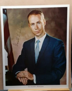 FOTO AUTOGRAFIADA DE ASTRONAUTA DE LA NASA DR. DONALD L. HOLMQUEST 8X10 - Imagen 1 de 3