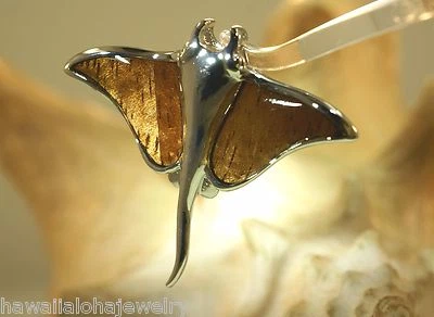 Colgante de mantarraya de madera de koa con incrustaciones genuinas de latón chapado en rodio hawaiano de 45 mm #2 Foto 1 de 4