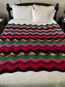 Manta afgana vintage de ganchillo Chevron en zigzag años 50 multicolor hecha a mano - Imagen 1 de 5