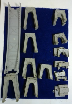 VINTAGE LIONEL POSTWAR HO TRAINS-  0110 GRADUATED TRESTLE SET - Image 1 of 3