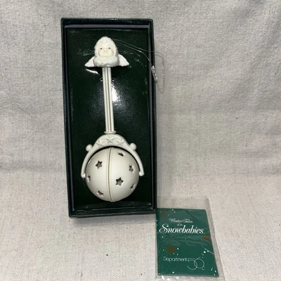Department 56 Dept Snowbabies "Baby’s First Rattle" Ornamento 68828 Caja 1996 Foto 1 de 4