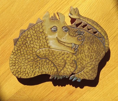 Remache de cerámica hecho a mano Happy Dragon Foto 1 de 4