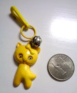 Vintage 1980s Plastic Bell Charm Yellow Googly Eyed Cat with Hair Bow Clip On - Picture 1 of 4