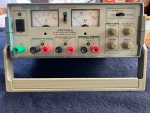 Tektronix CPS250 Alimentatore Tripla Uscita 20V Serie Indipendente Parallelo - Foto 1 di 8