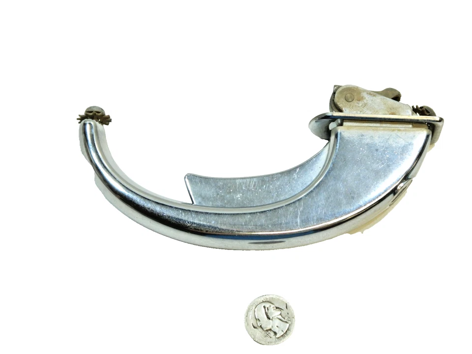 1946-1951 Kaiser Frazer Manhattan maçaneta externa frontal esquerda - Imagem 1 de 4