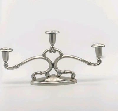 Candelabro vintage de peltre holandés de 3 brazos con diseño de pergamino Foto 1 de 4