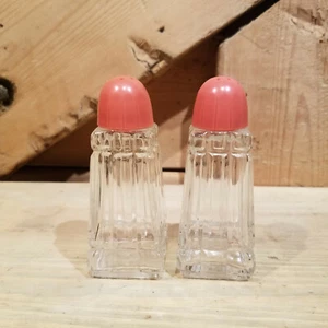 Shaker sale e pepe in vetro trasparente con coperchi in plastica rossa - Swanky Barn - Foto 1 di 12