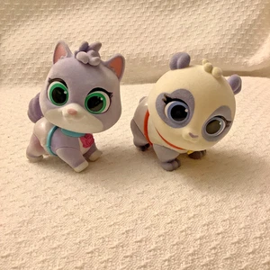Disney T.O.T.S. Mini figuras sorpresa bebés flocados Kiki gato y panda - Imagen 1 de 4