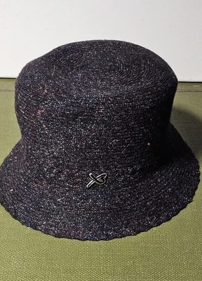 Betmar New York sombrero cubo chenilla negro con pasador de acento plateado Foto 1 de 4