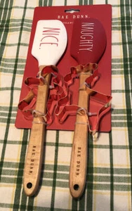 Rae Dunn 2 Spatel Naughty Nice & 2 Ausstechformen Rentier Lebkuchen NEU - Bild 1 von 3