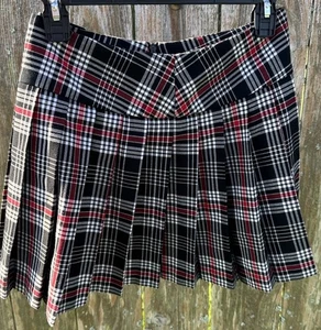 FABULOSITY Women's Pleated Side Zip Black Red PLAID MINI SKIRT Size 13 Academics - Picture 1 of 19