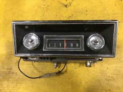 Radio camioneta Ford 67 con placa frontal. F-100, F-250, F-350.   PIEZA SOLO UN AÑO Foto 1 de 4